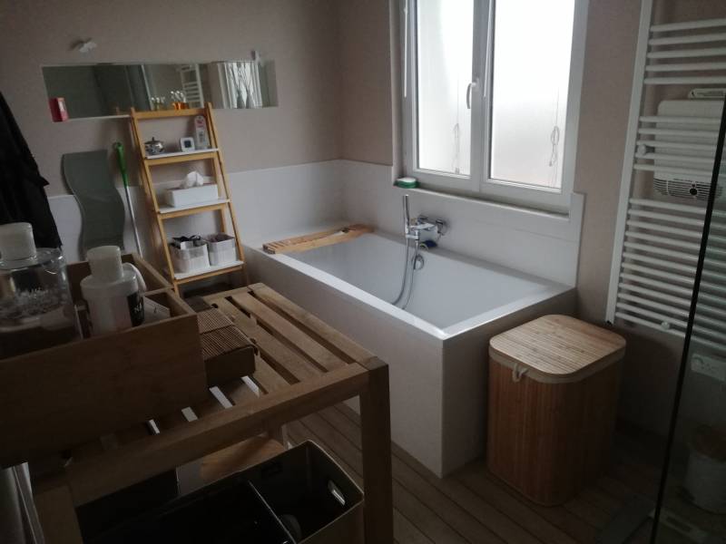 Une spacieuse salle de bains dans un appartement de 87m²