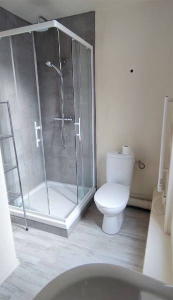 Maison de ville à Pont de l'Arche - salle d'eau