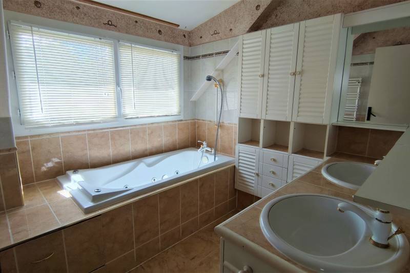 Maison de 128m², 4 chambres + dressing, jardin clos magnifique, au calme à 10 min de la gare SNCF et à 5min de la A13