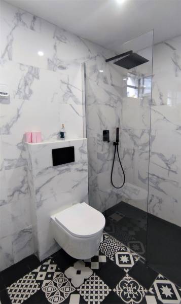 Maison à vendre à Val de Reuil (27100) de 5 chambres, jardin, garage et proche des commodités, salle de douche avec WC