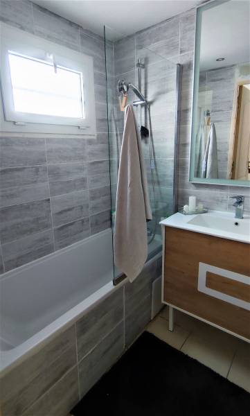 Maison à vendre à Val de Reuil (27100) de 5 chambres, jardin, garage et proche des commodités, salle de bains avec WC