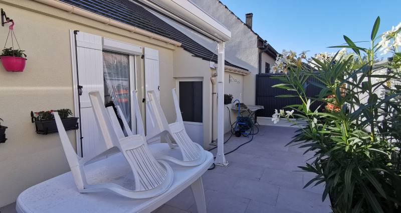 Maison plain-pied 100m² 3 chambres, très bien isolée, grand garage, terrasse et jardin clos dans quartier calme