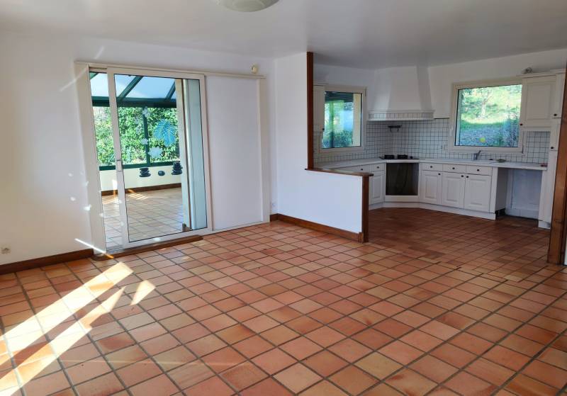 Maison sur sous sol complet séjour cuisine