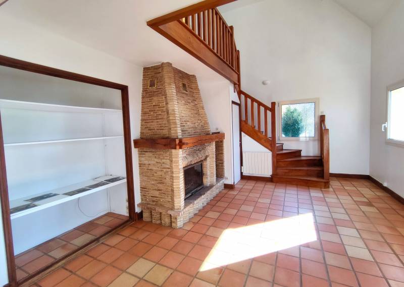 Maison sur sous sol complet salon avec cheminée insert