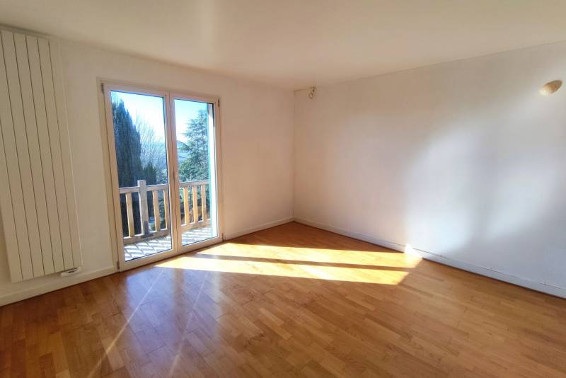 Maison sur sous sol complet chambre avec balcon et sa vue magnifique