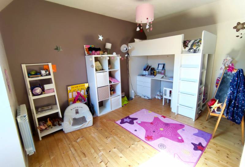 Maison lumineuse 5 pièces de 121m² environ avec 2 chambres en rez-de-chaussée, jardin clos et terrasse VAL DE REUIL  