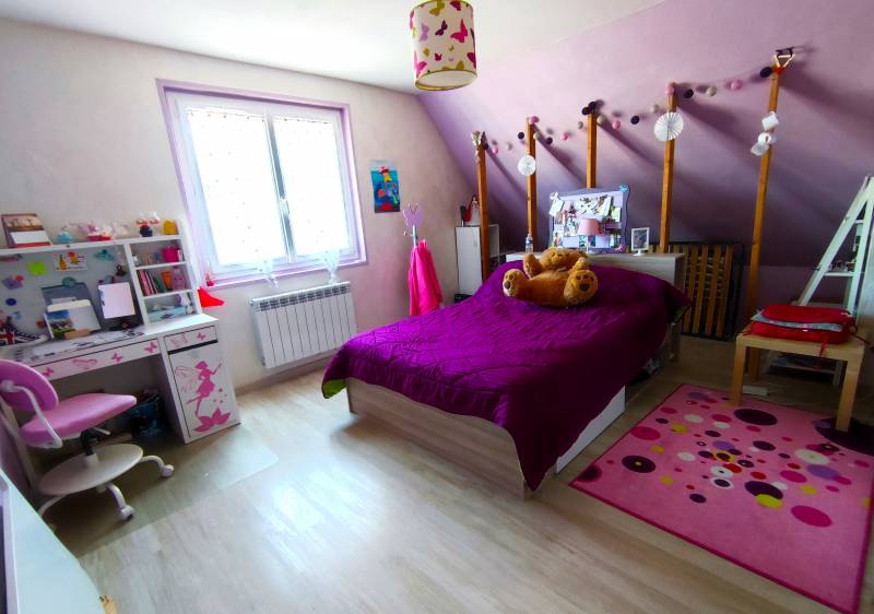 Maison lumineuse 5 pièces de 121m² environ avec 2 chambres en rez-de-chaussée, jardin clos et terrasse VAL DE REUIL  