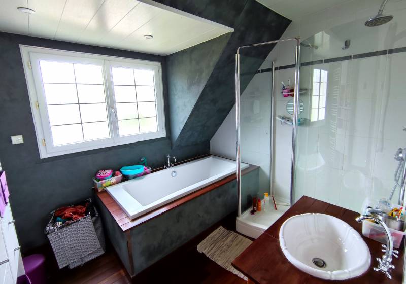 Maison lumineuse à Vendre de 122m², 5 chambres dont une chambre en Rez-de-chaussée, au calme et beau jardin sans vis à vis avec terrasse sous abri à LOUVIERS