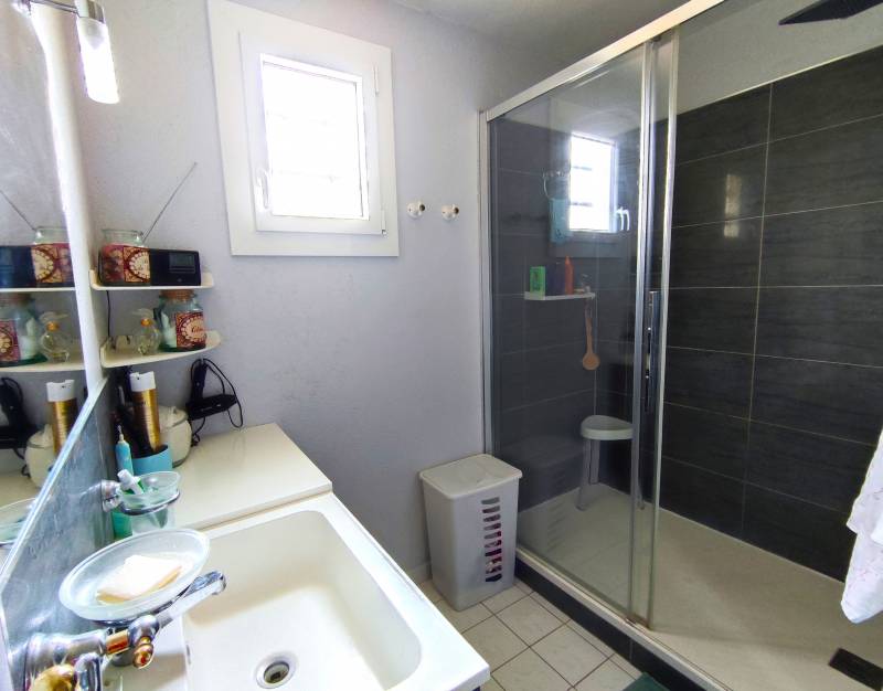 Maison plain-pied 100m² 3 chambres, très bien isolée, grand garage, terrasse et jardin clos dans quartier calme