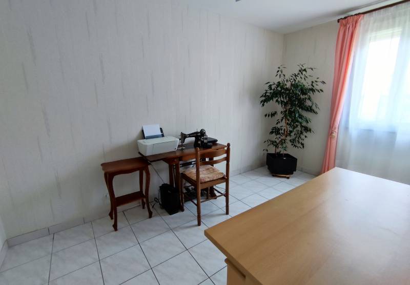 Maison plain-pied 100m² 3 chambres, très bien isolée, grand garage, terrasse et jardin clos dans quartier calme