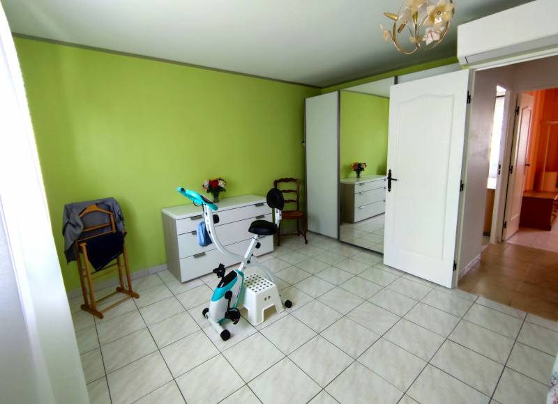 Maison plain-pied 100m² 3 chambres, très bien isolée, grand garage, terrasse et jardin clos dans quartier calme