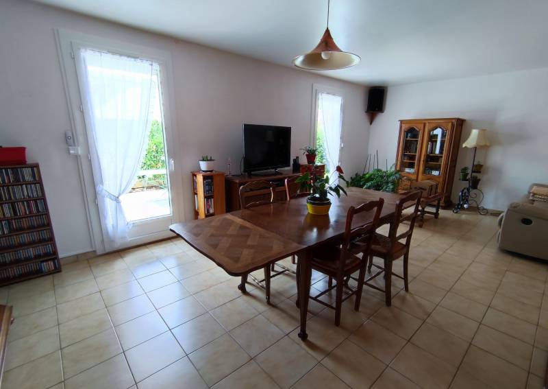 Maison plain-pied 100m² 3 chambres, très bien isolée, grand garage, terrasse et jardin clos dans quartier calme