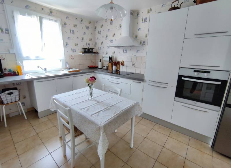 Maison plain-pied 100m² 3 chambres, très bien isolée, grand garage, terrasse et jardin clos dans quartier calme