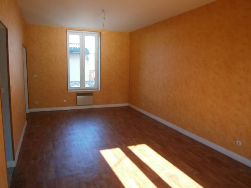 Achetez un appartement F2 de 50 m² avec un grand séjour/salon dans le centre ville de Louviers (27400)