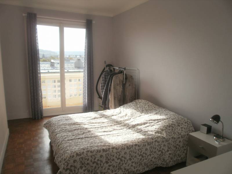 A vendre appartement avec large chambre donnant sur balcon en centre ville de LOUVIERS