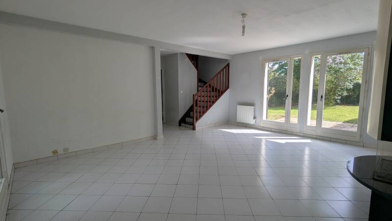 Maison à vendre Val-de-Reuil – 107 m² – 3 chambres – Jardin – Garage – Proche gare