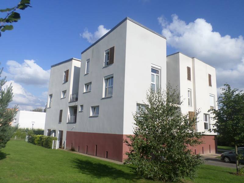 A vendre appartement de type F3 en duplex dans une résidence récente et sécurisée avec une terrasse et un parking sur la commune de Val de Reuil (27100)