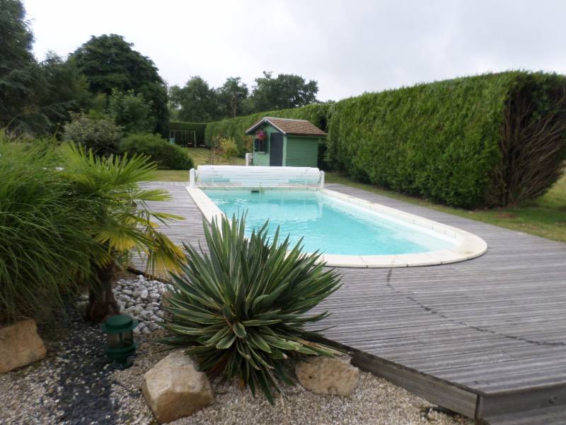 A vendre prorpiété ancienne de  190 m² habitable avec une piscine chauffée sur un jardin de 8000 m² à Val de Reuil proche Le vaudreuil
