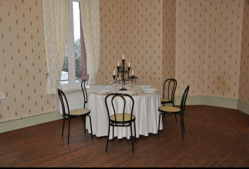 Château du XIXème siècle 20 pièces de 650 m2 sur terrain arboré de 4440m² entre Paris et la côte Normande