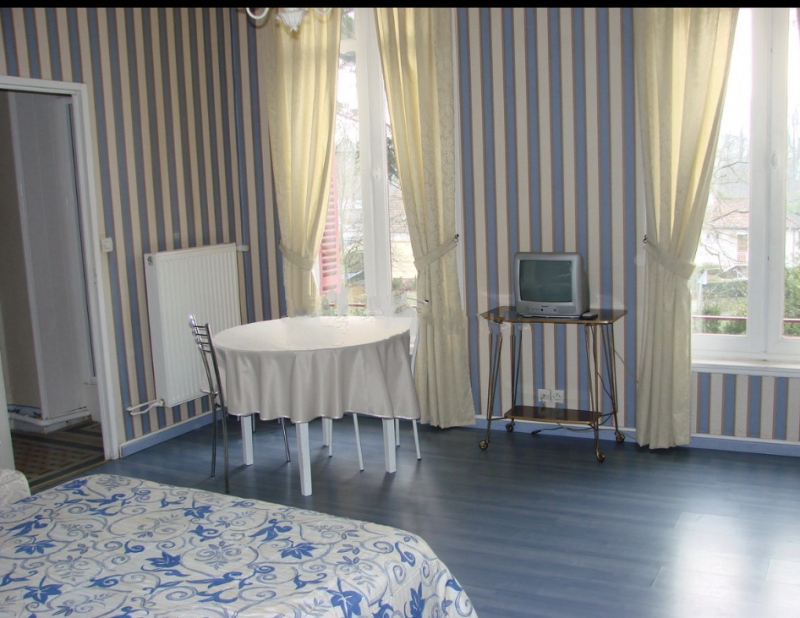 Château du XIXème siècle 20 pièces de 650 m2 sur terrain arboré de 4440m² entre Paris et la côte Normande