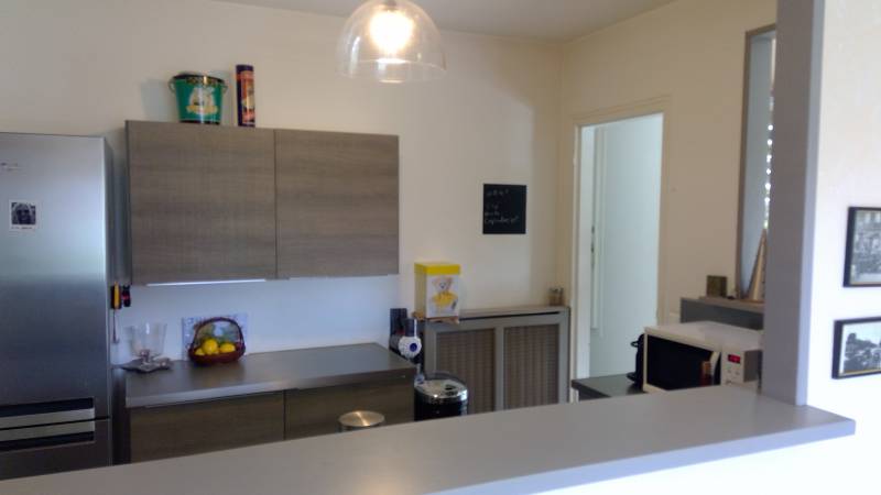 Cuisine équipée dans une maison atypique au bord de l'eau