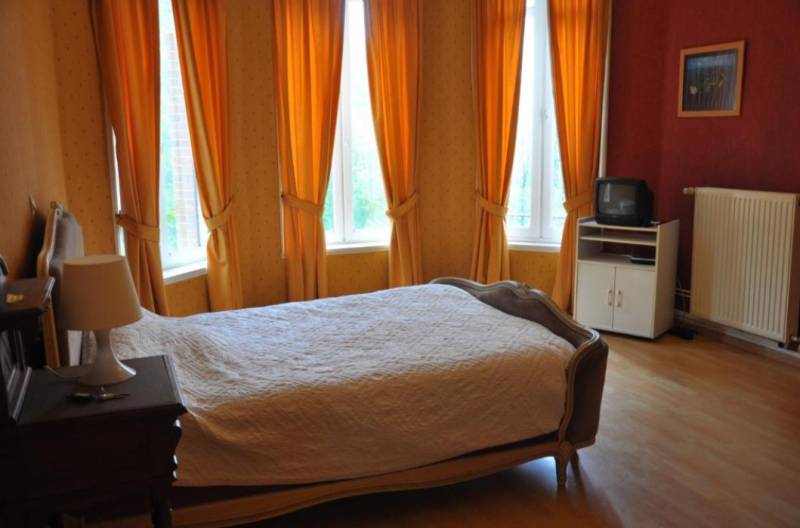 Château du XIXème siècle 20 pièces de 650 m2 sur terrain arboré de 4440m² entre Paris et la côte Normande