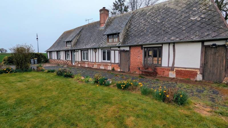 Maison normande vivable de plain-pied avec nombreuses dépendances - Iville (27)