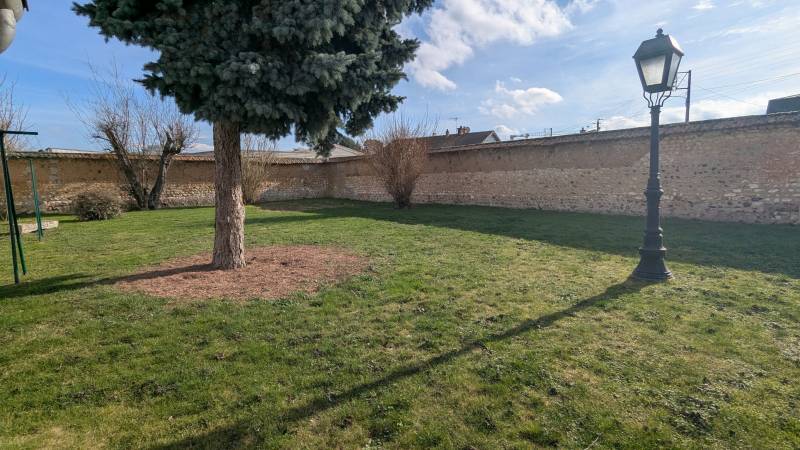 Maison indépendante avec jardin et bâtiment - Louviers